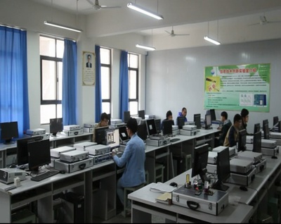 河南省高校實(shí)驗(yàn)教學(xué)示范中心: 現(xiàn)代制造技術(shù)工程實(shí)踐中心